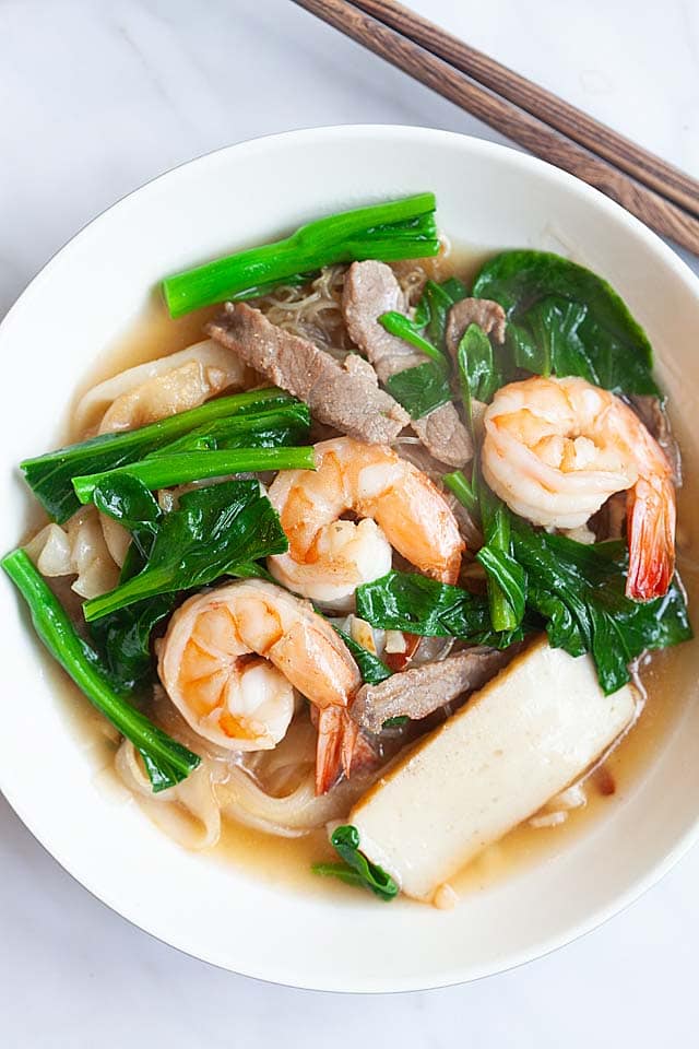 Penang Char Hor Fun (炒河粉) recipe - If you are a bachelor, perhaps you might want to try my recipe and make this dish for your girlfriend. And while you are at it, make some extras for your future parents-in-law, too! | rasamalaysia.com