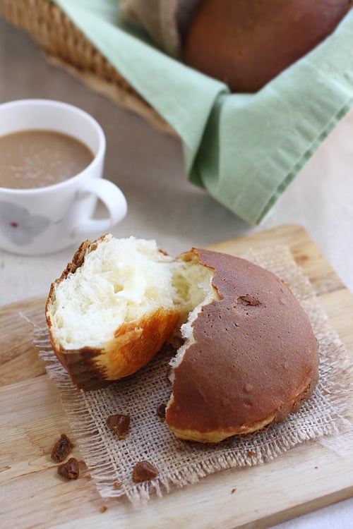 Mexican coffee bun/rotiboy is a sweet bun with coffee topping and butter filling. It's popular in Malaysia and Asia. Easy Mexican coffee bun recipe. | rasamalaysia.com