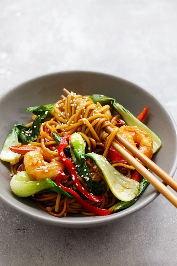 Stir fry Chinese lo mein with shrimp in brown Asian sauce.